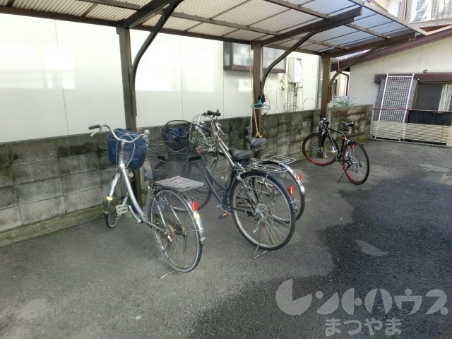 ハイツ島口 駐輪場