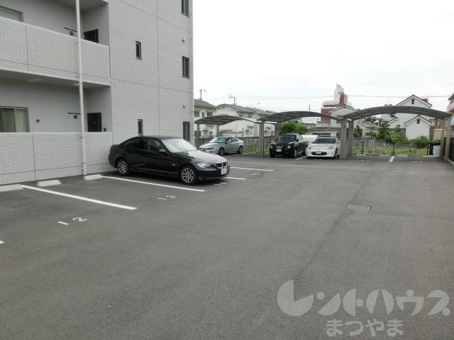 TRENTE LUMIERE 駐車場
