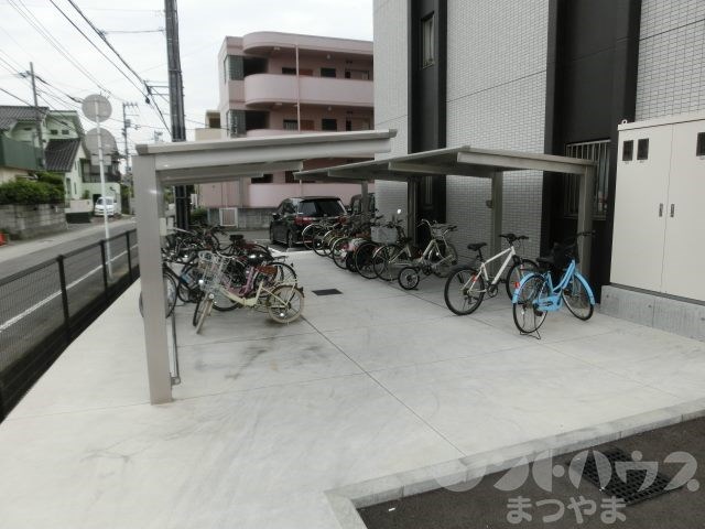 TRENTE LUMIERE 駐輪場