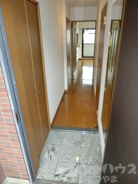 ウィンドビュー大街道 玄関から廊下
