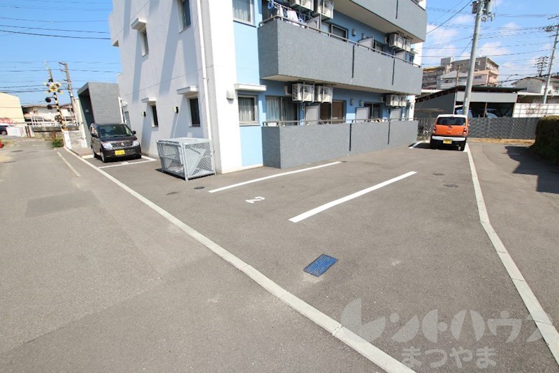 グレイスフル立花2 駐車場
