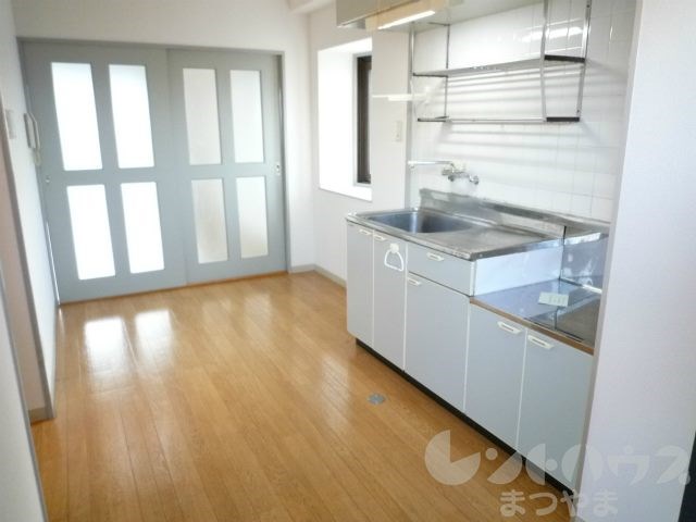 ロイヤルハイツ平和通 玄関から廊下