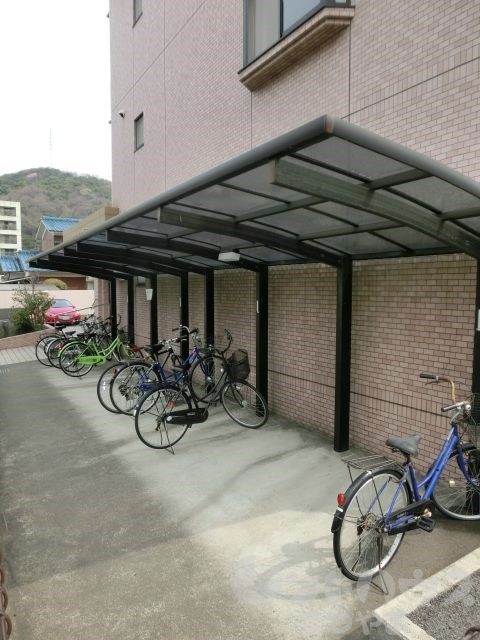 フローレスタ道後 駐輪場