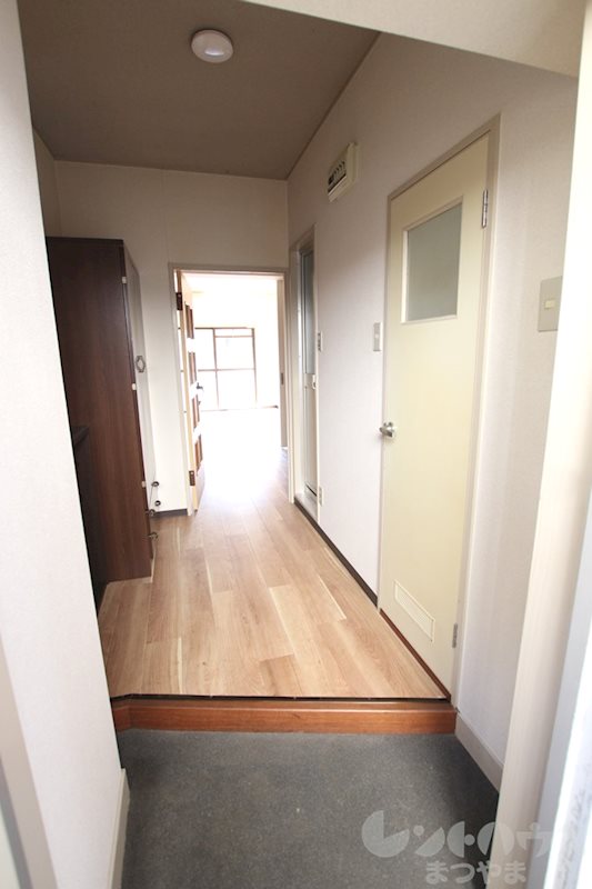 第2マンションふじ 玄関から廊下
