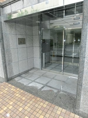 シャルマンコーポ湊町 入り口