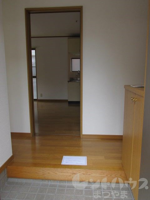 居相河原借家 玄関