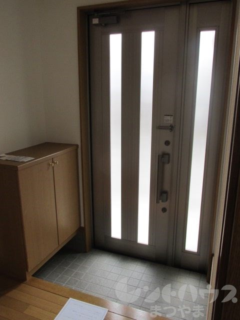 居相河原借家 玄関