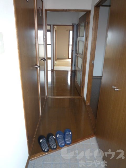 Woody　House 玄関から廊下