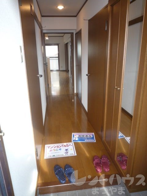 マンションT＆S 玄関から廊下