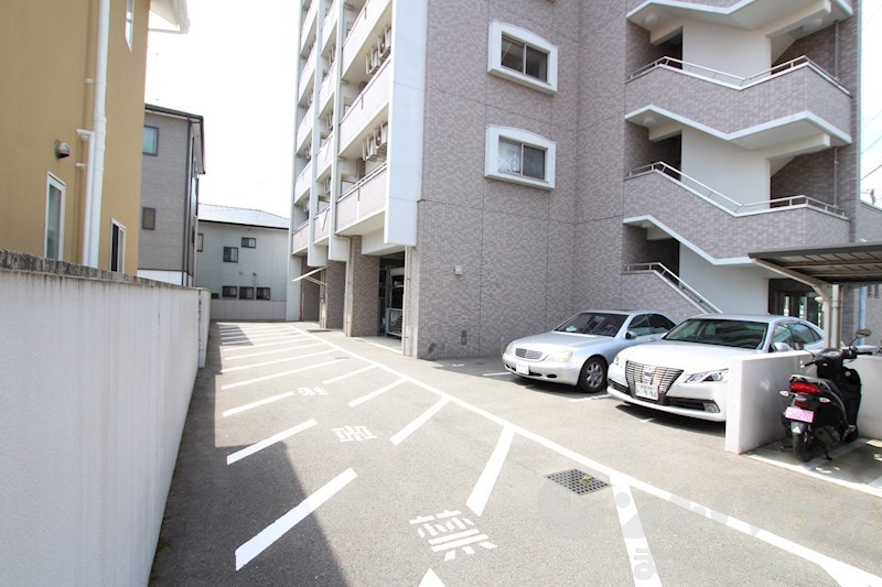 ロイヤルビラ南小坂 駐車場