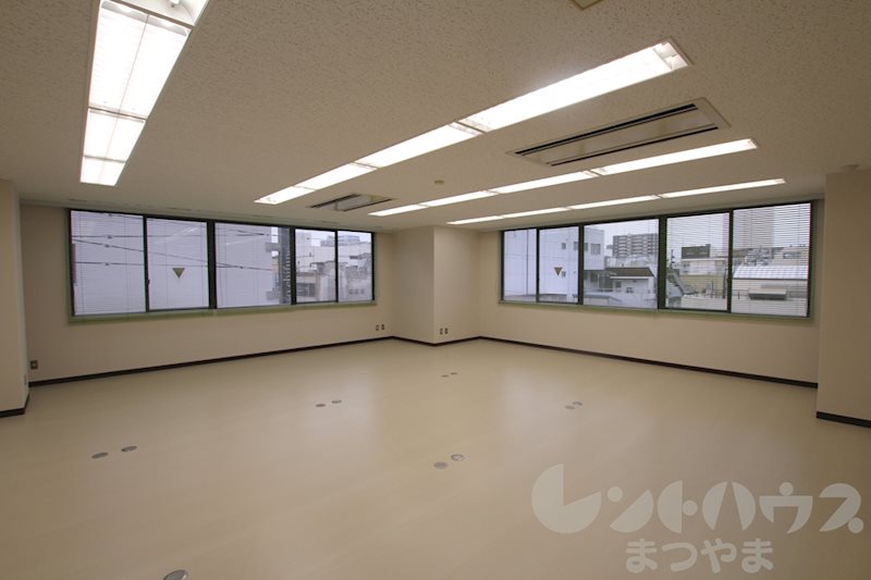 平成ビル 玄関