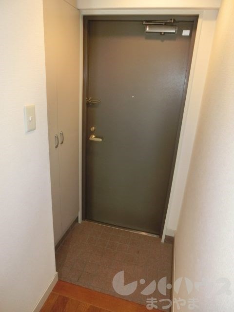 コサージュ衣山 玄関